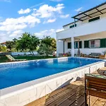 4 Bedroom Beautiful In * Raslina