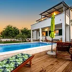 4 Bedroom Beautiful In Σπίτι διακοπών Raslina