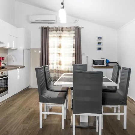 4 Bedroom Beautiful In *