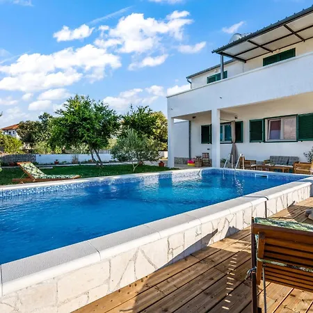 4 Bedroom Beautiful In * Raslina