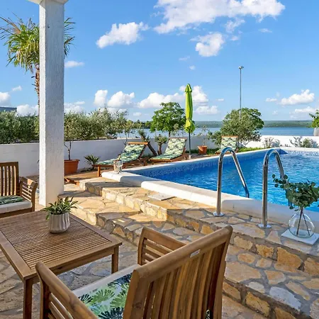 4 Bedroom Beautiful In * Raslina
