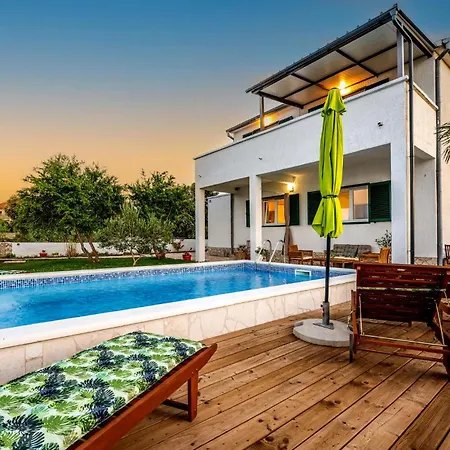 4 Bedroom Beautiful In בית נופש Raslina