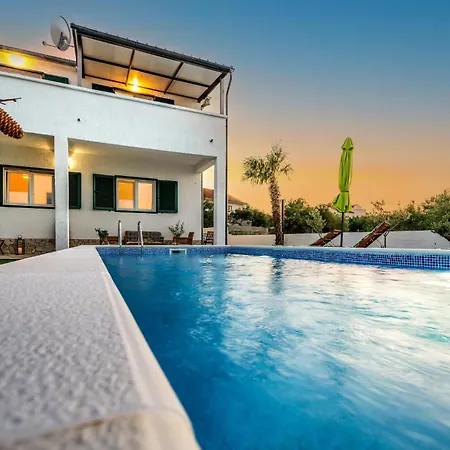 4 Bedroom Beautiful In Holiday home Raslina