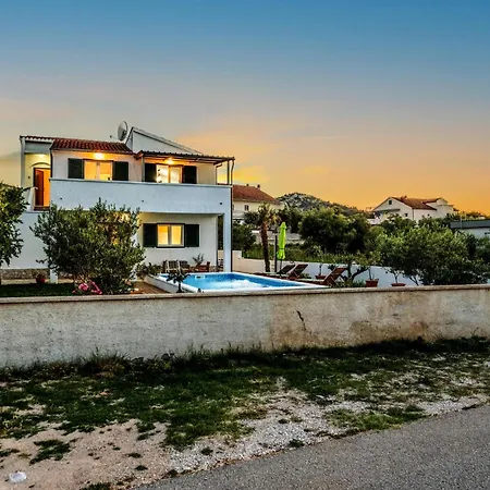 4 Bedroom Beautiful In Raslina