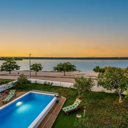 Semesterbostad 4 Bedroom Beautiful In Raslina