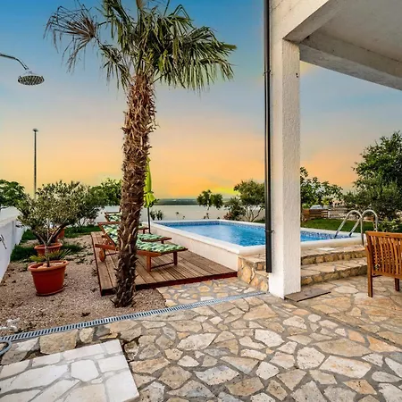 4 Bedroom Beautiful In *