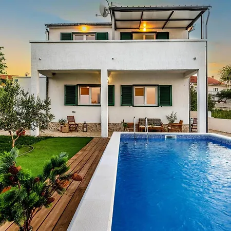 Holiday home 4 Bedroom Beautiful In *