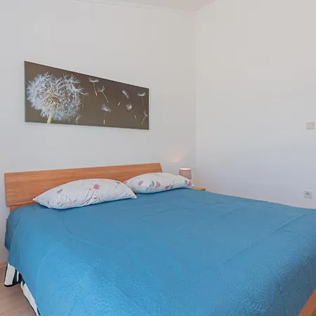 4 Bedroom Beautiful In Raslina