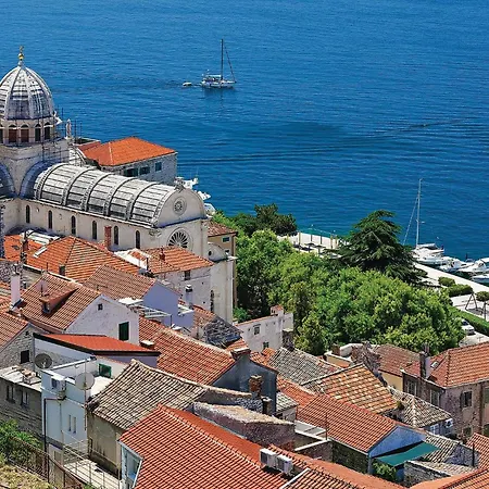 4 Bedroom Beautiful In Raslina