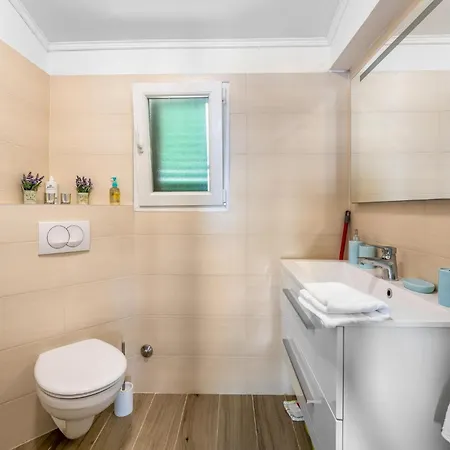 4 Bedroom Beautiful In * Raslina