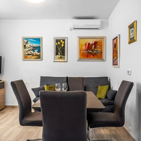 Semesterbostad 4 Bedroom Beautiful In Raslina