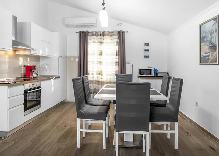 4 Bedroom Beautiful In *