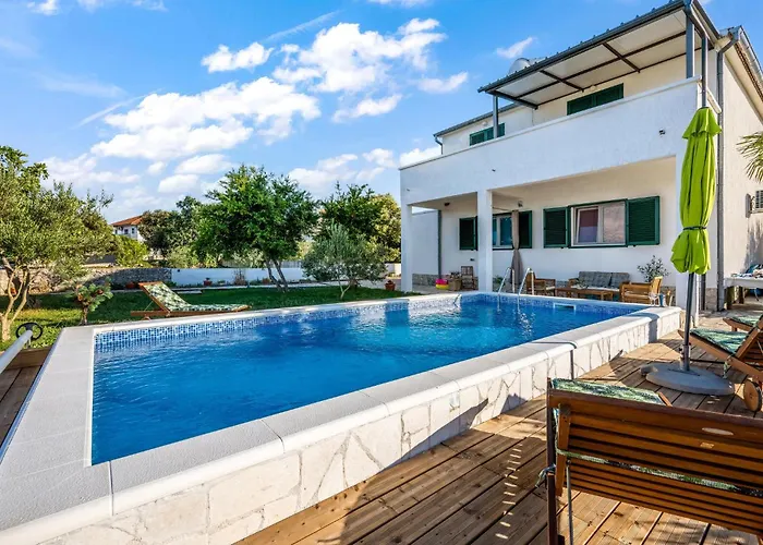 4 Bedroom Beautiful In * Raslina