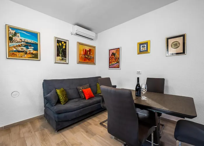 Holiday home 4 Bedroom Beautiful In Raslina