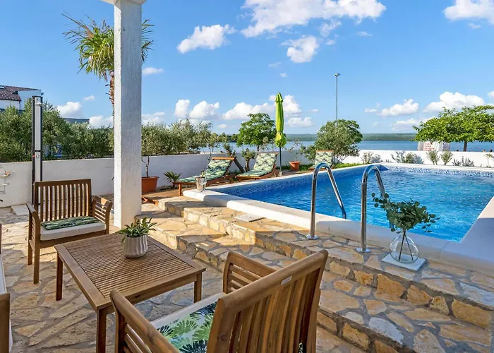 4 Bedroom Beautiful In * Raslina