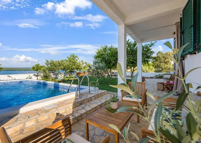 4 Bedroom Beautiful In Holiday home