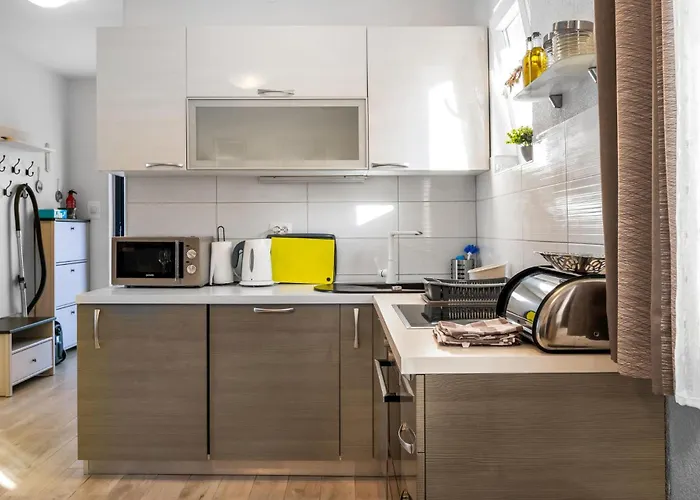 4 Bedroom Beautiful In * Raslina