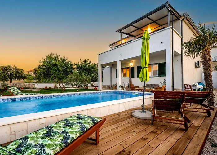 4 Bedroom Beautiful In Vikendica Raslina