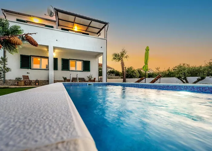 4 Bedroom Beautiful In Holiday home Raslina