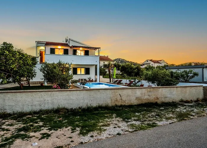 4 Bedroom Beautiful In Raslina