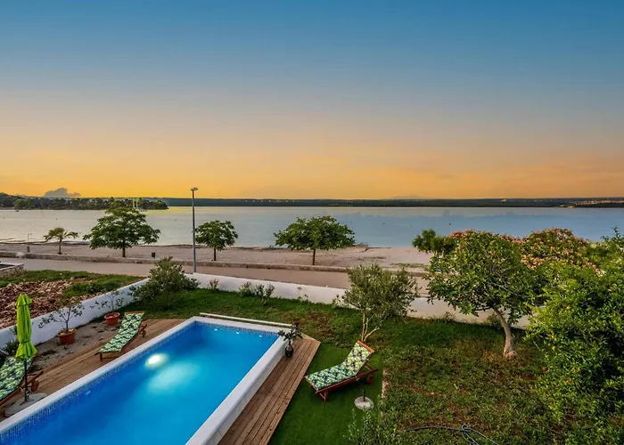 Vikendica 4 Bedroom Beautiful In Raslina