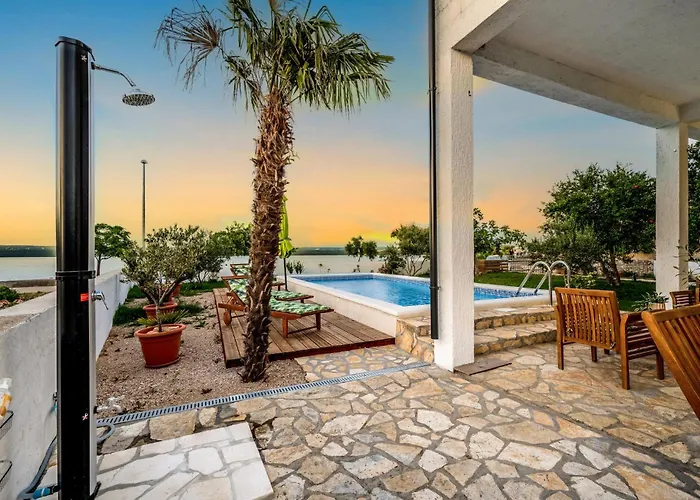 4 Bedroom Beautiful In *