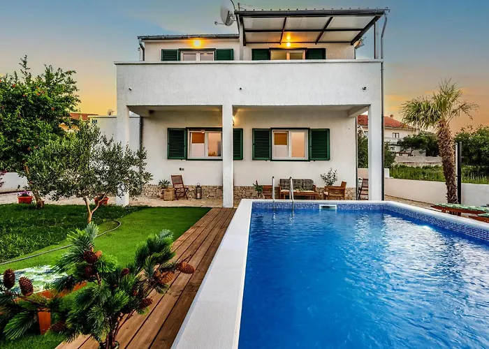 Holiday home 4 Bedroom Beautiful In *