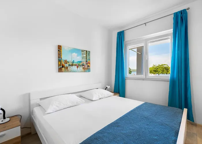 Vikendica 4 Bedroom Beautiful In Raslina