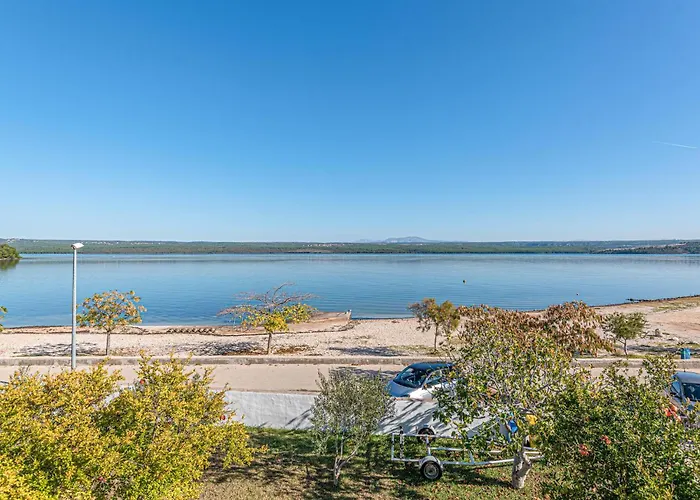 4 Bedroom Beautiful In Raslina