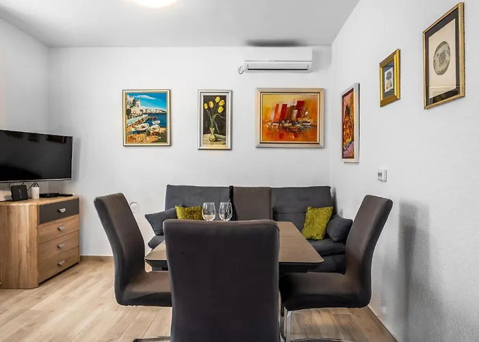 Vikendica 4 Bedroom Beautiful In Raslina