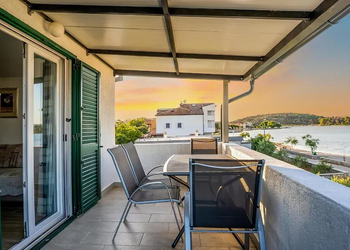 Vikendica 4 Bedroom Beautiful In *